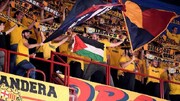 اقدام جالب طرفداران تیم بارسلونا در حمایت از فلسطین | ببینید