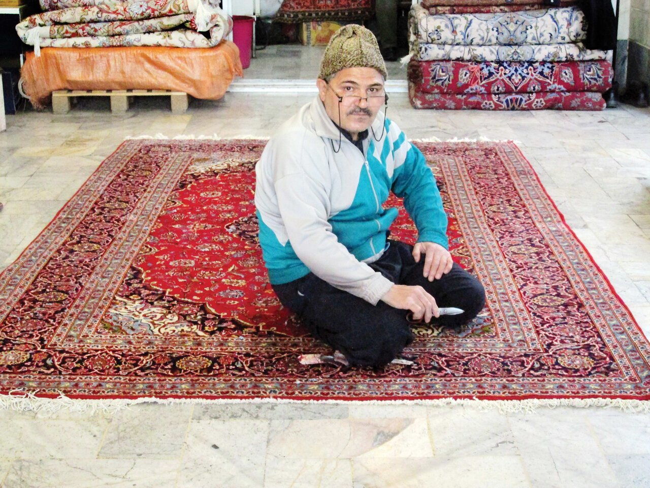 هنر رفوگران ایرانی خریدار خارجی دارد | حقوق دلاری برای ترمیم فرش ایرانی