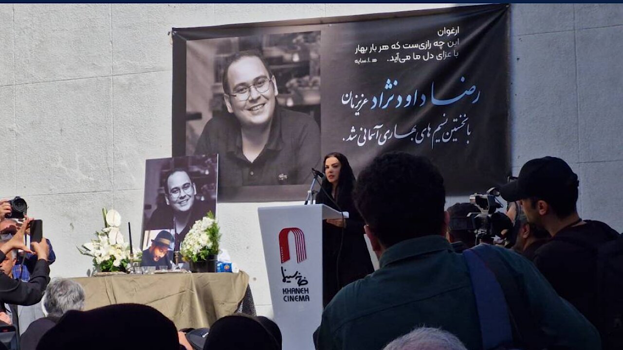 تصاویر | چهرههایی که برای وداع با رضا داوودنژاد آمدند + ویدئو | مونا داوودنژاد: رضا جانم در آرامش بخواب...