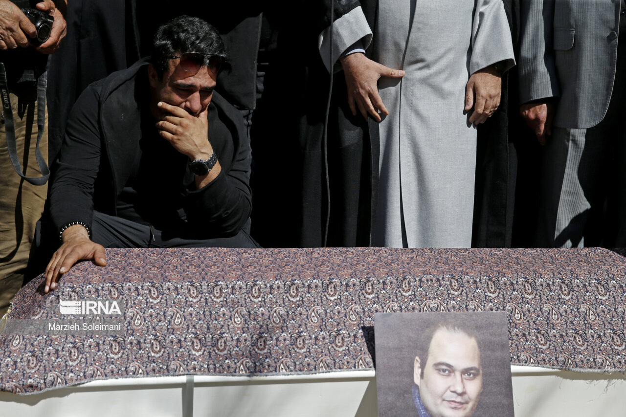گریه‌های بی‌امان یوسف تیموری زیر تابوت رفیقش رضا داوودنژاد | تصاویر