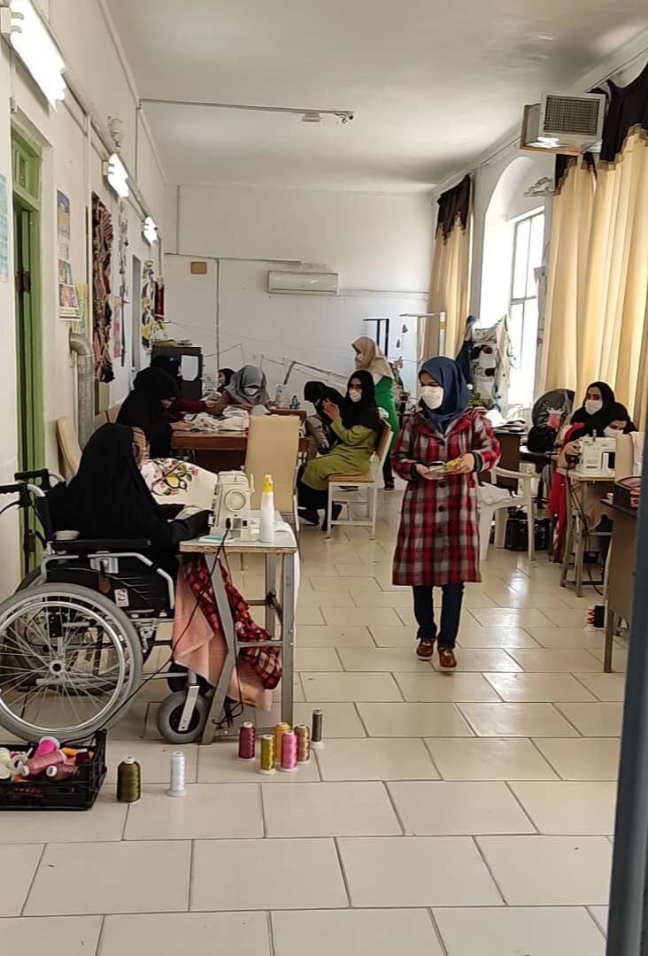 کارگاه کار آفرینی متفاوت در بیرجند | دورهمی دوستانه دختران دارای معلولیت برای پارچه بافی