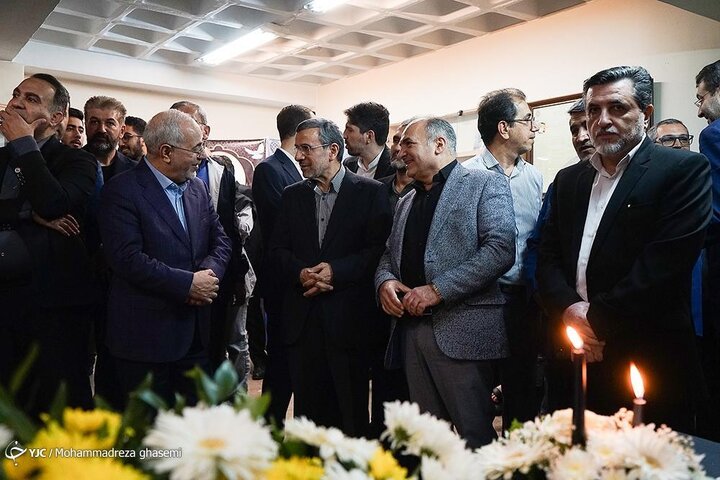 حضور پررنگ احمدي نژاد در مراسم تشييع وزيرش