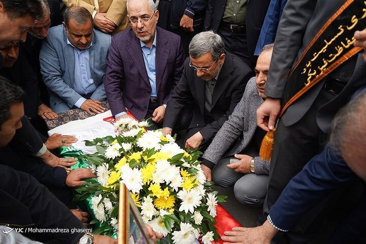 حضور پررنگ احمدي نژاد در مراسم تشييع وزيرش