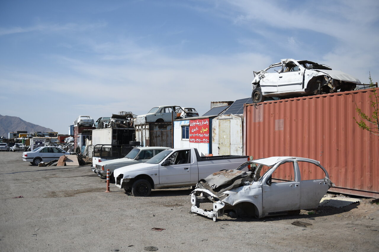 این مردان لابلای آهن پاره ها زندگی می کنند | گورستان ماشین ها در کمربندی خاور شهر
