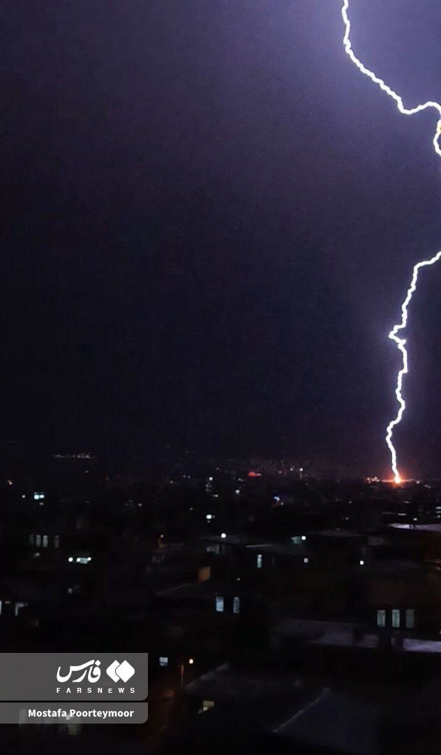 لحظه ترسناک اصابت صاعقه به زمین در ایلام + عکس