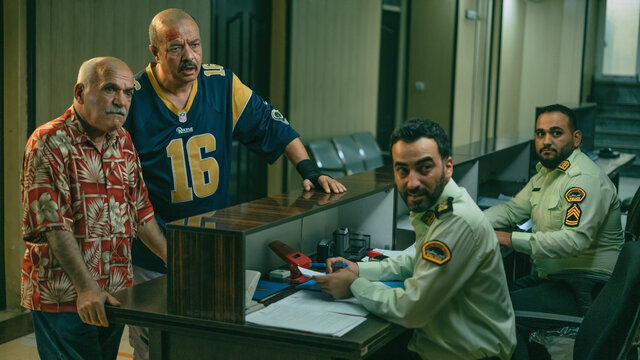 قمار و پوکر و مسابقه چکزنی و کتککاری در شبهای تهران | این فیلم چرا پرتماشاگر شد؟