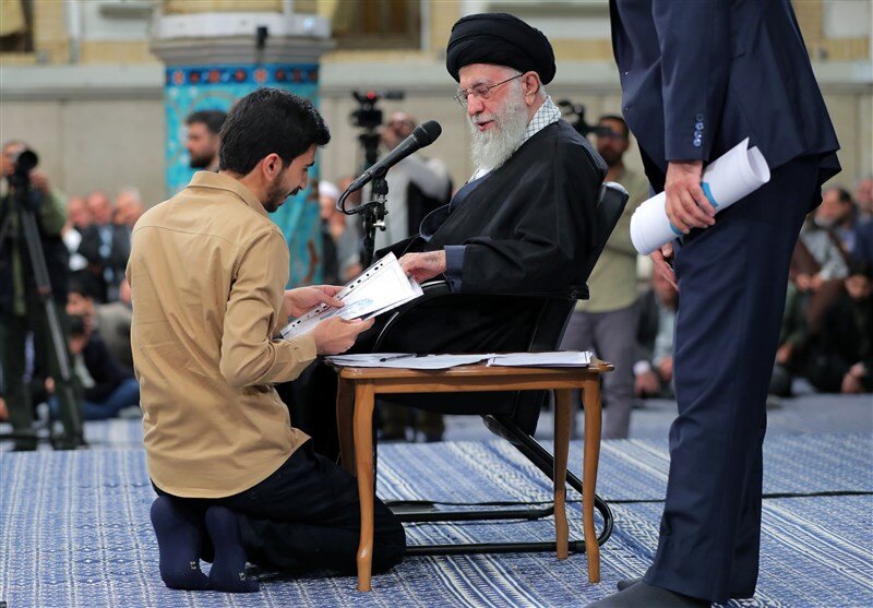 چند هزار دانشجو خواستار حضور در دیدار رهبری بودند؟ | از تبریک تولد رهبر انقلاب تا ماجرای دفاع یک استاد از تجزیه کشور