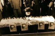 عکس تاریخی از حضور رهبر انقلاب در کنار پیکر شهید صیاد شیرازی