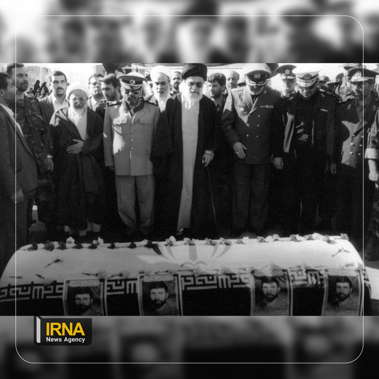 عکس تاریخی از حضور رهبر انقلاب در کنار پیکر شهید صیاد شیرازی