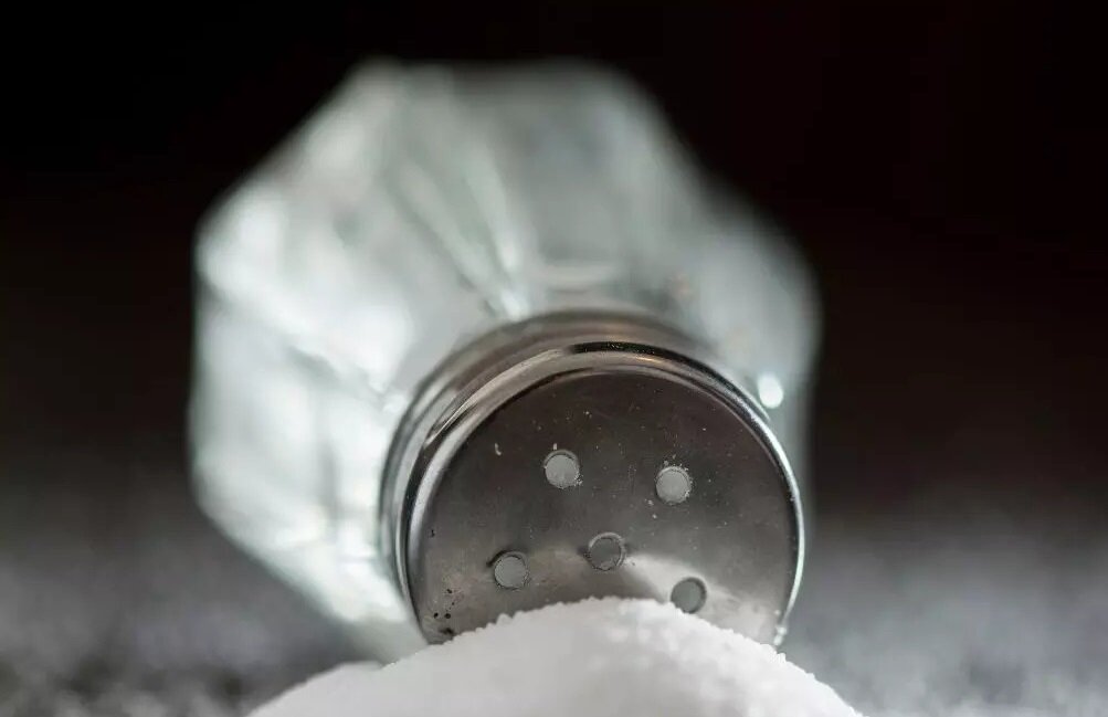 همه چیزهایی که از این ماده خوراکی محبوب نمیدانستید | چرا نمک برای بدن مضر است؟