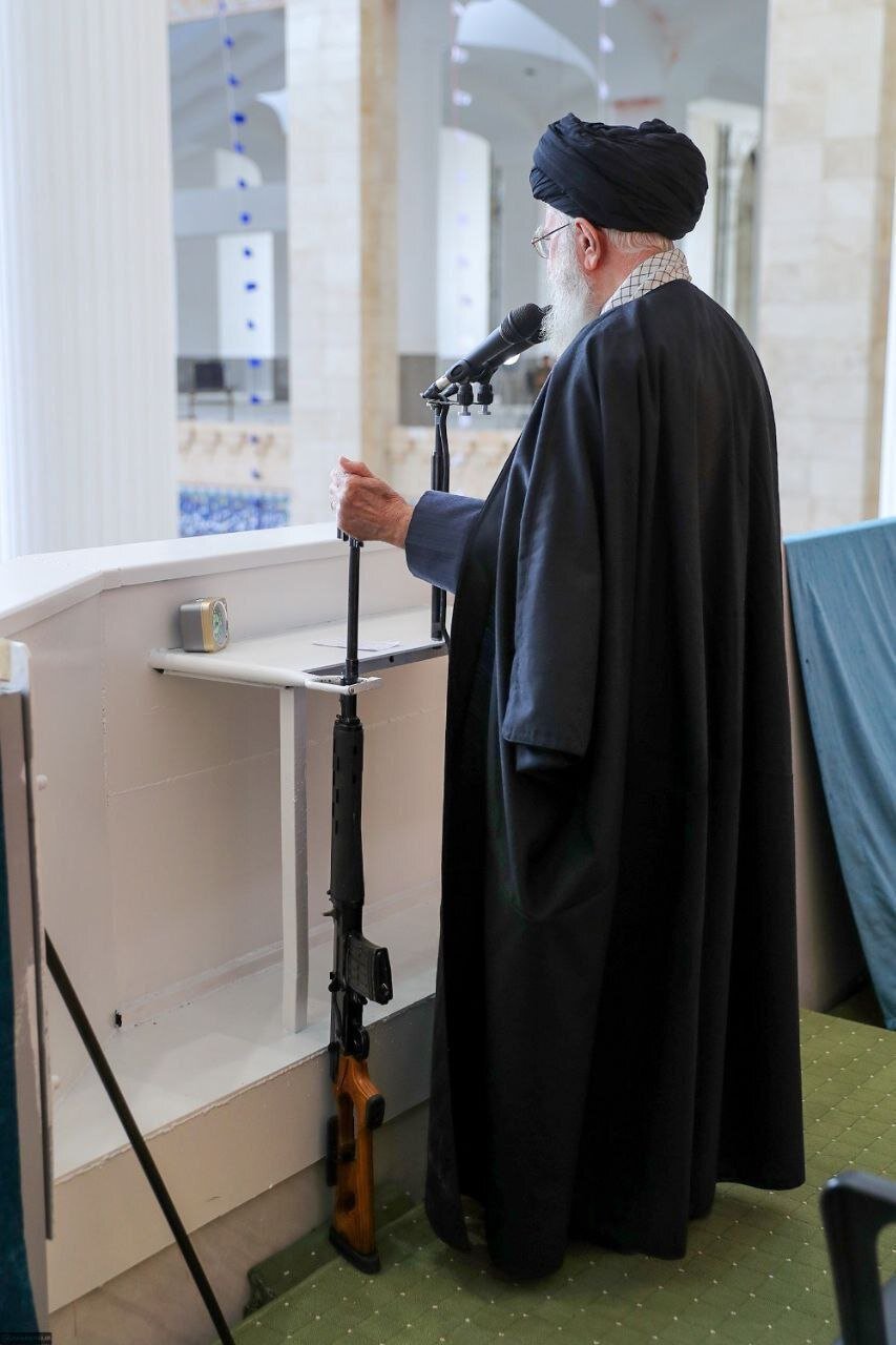 سلاح خاصی که امروز رهبر انقلاب در دست داشتند (عکس)