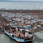حضور انبوه مردم در کنار دریاچه ارومیه + فیلم