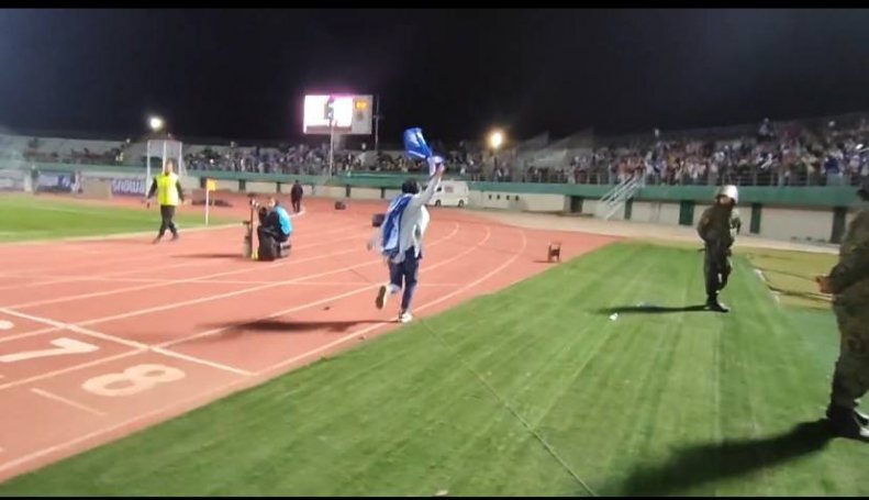 حرکت خاص دختر جیمی جامپ مقابل ماموران امنیتی بازی استقلال + عکس | تشویق زنان حاضر در ورزشگاه