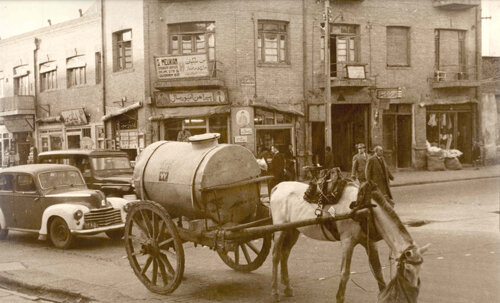 آب‌ شاهی در گاری و تانکر | تصاویری از فروش آب در تهران ۱۰۰ سال پیش