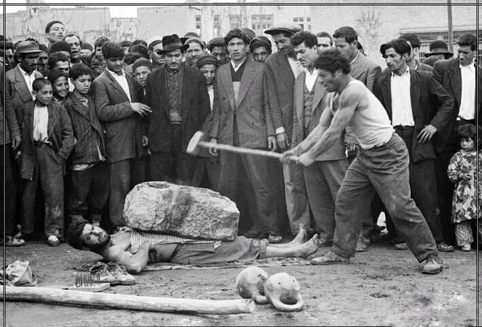 کشتی با خرس در خیابانهای تهران | تصاویر عجیب و تاریخی از معرکهگیرهای تهران