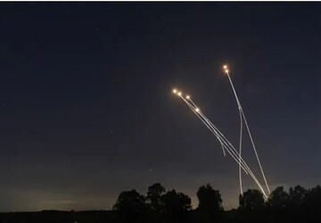 لحظه غرش موشک‌های شلیک شده به سوی اسرائیل در آسمان شهرکرد + فیلم