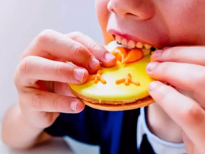 ۶ دلیل برای اینکه به کودکان بیسکویت و کلوچه ندهیم