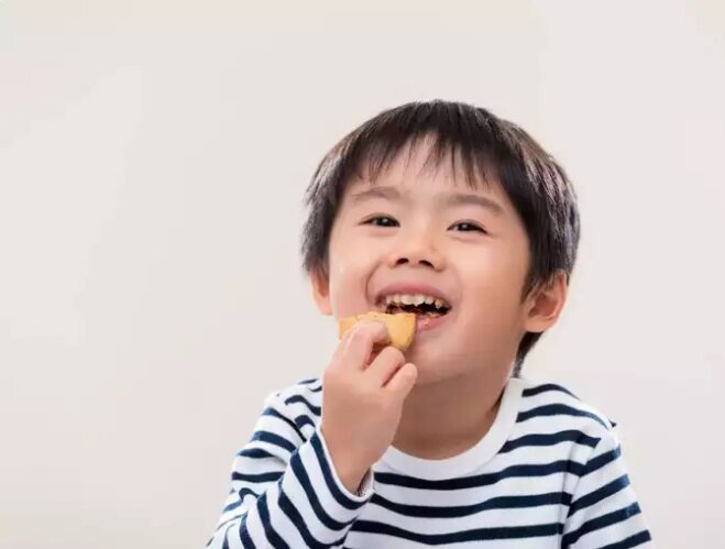 ۶ دلیل برای اینکه به کودکان بیسکویت و کلوچه ندهیم