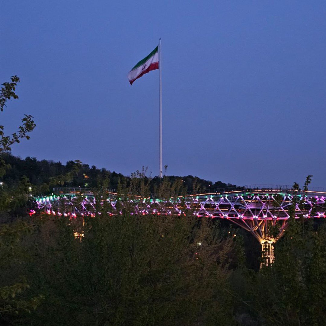 پل طبیعت به رنگ پرچم ایران درآمد | عکس