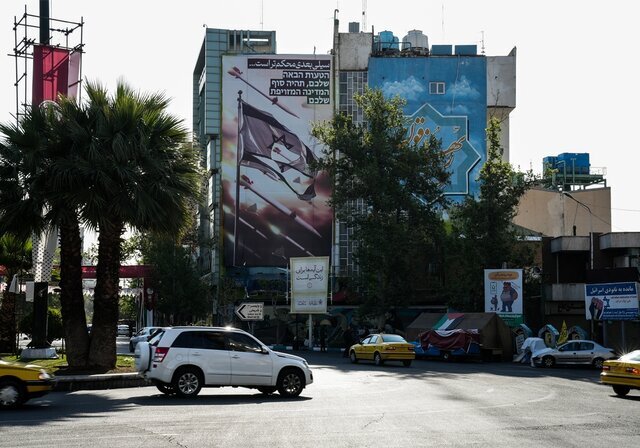 نمای وعده صادق بر روی دیوارهای بزرگ تهران و میدان آزادی