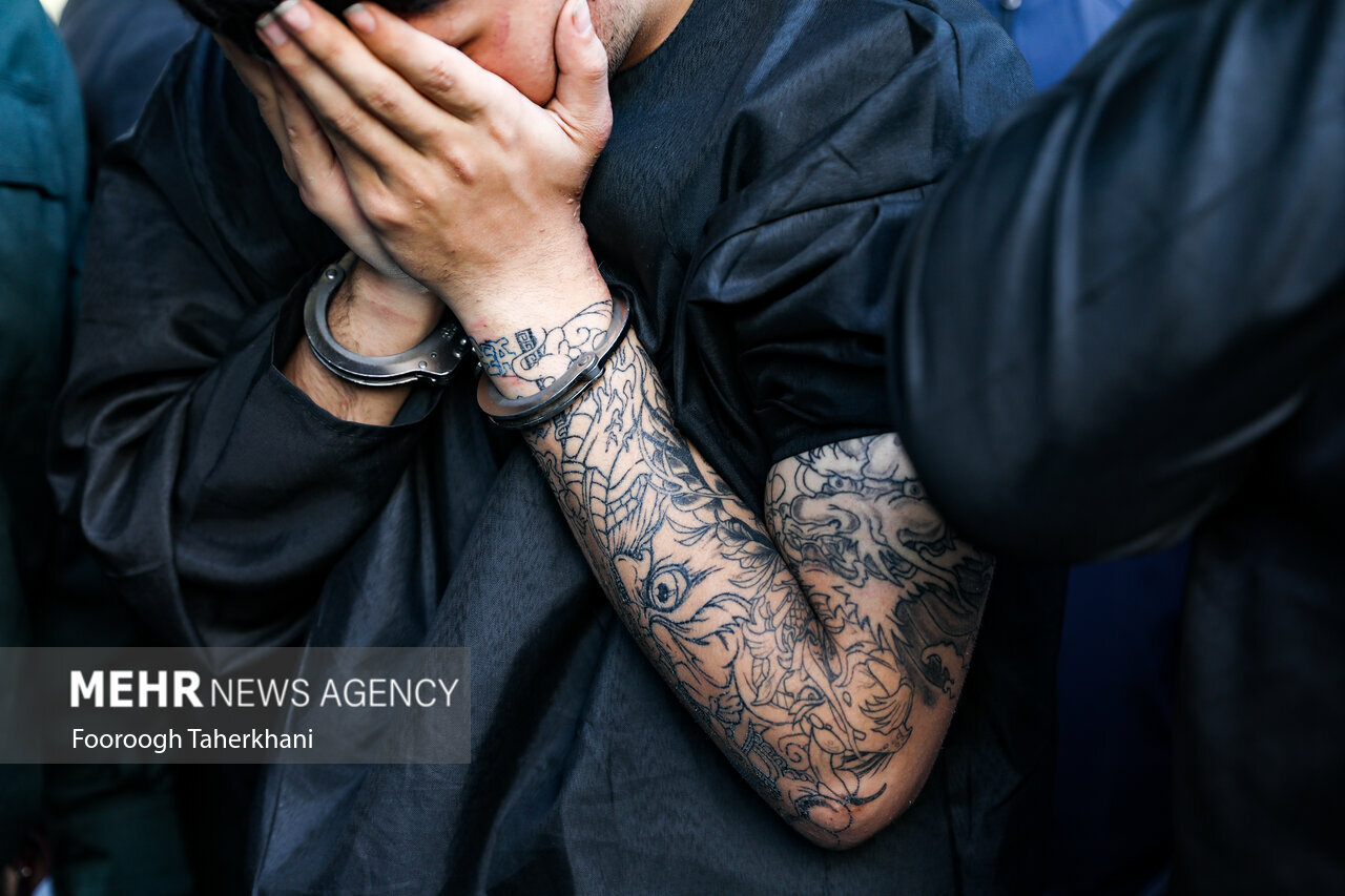 خالکوبی های عجیب روی دست یکی از سارقین پل صدر!