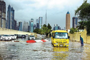 وضعیت بزرگراه شیخ زائد دبی بعد از بارندگی! | از ترافیک سنگین تا خودروهای شناور در آب | ببینید