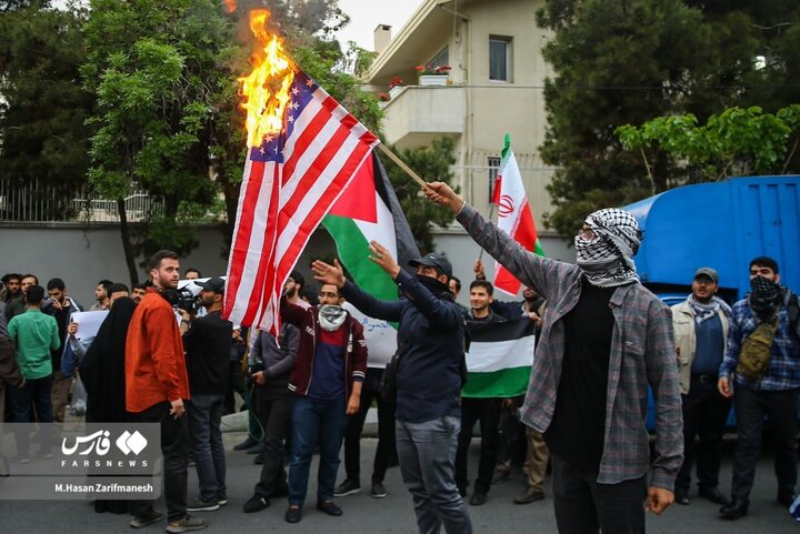 آتش زدن پرچم اسرائیل و آمریکا