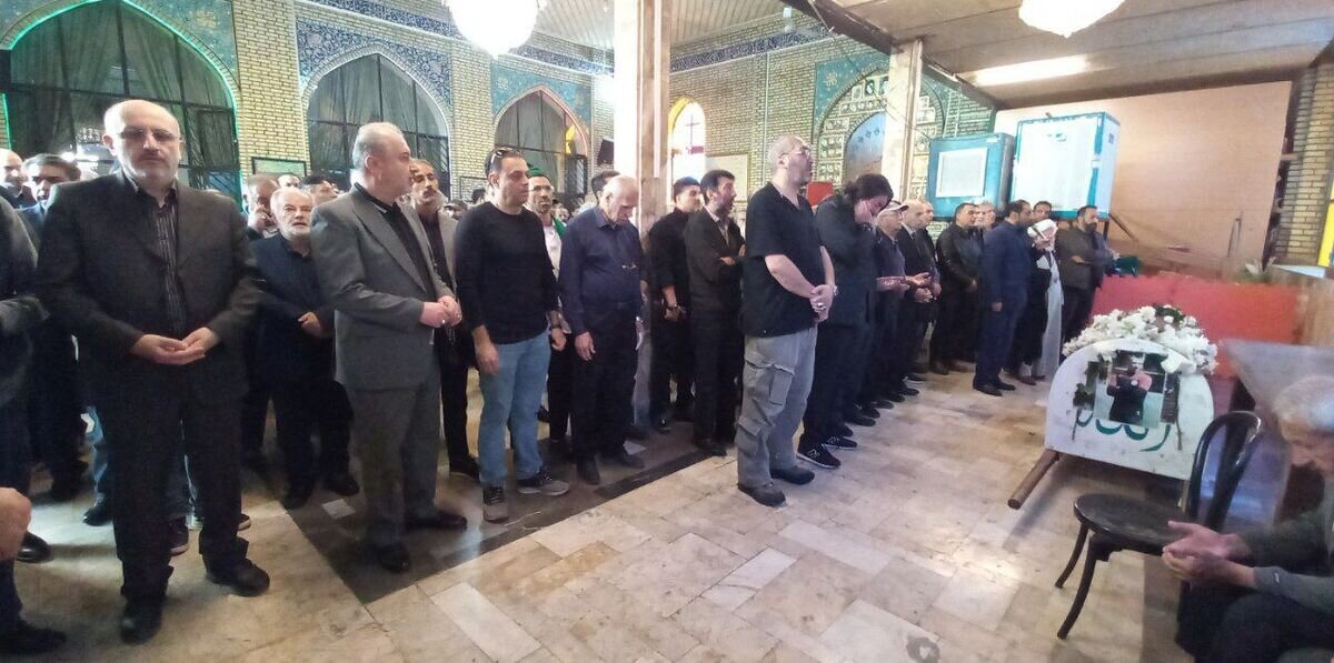 امین حیایی و استقلالیها در مراسم تشییع مربی پرسپولیسی + عکس