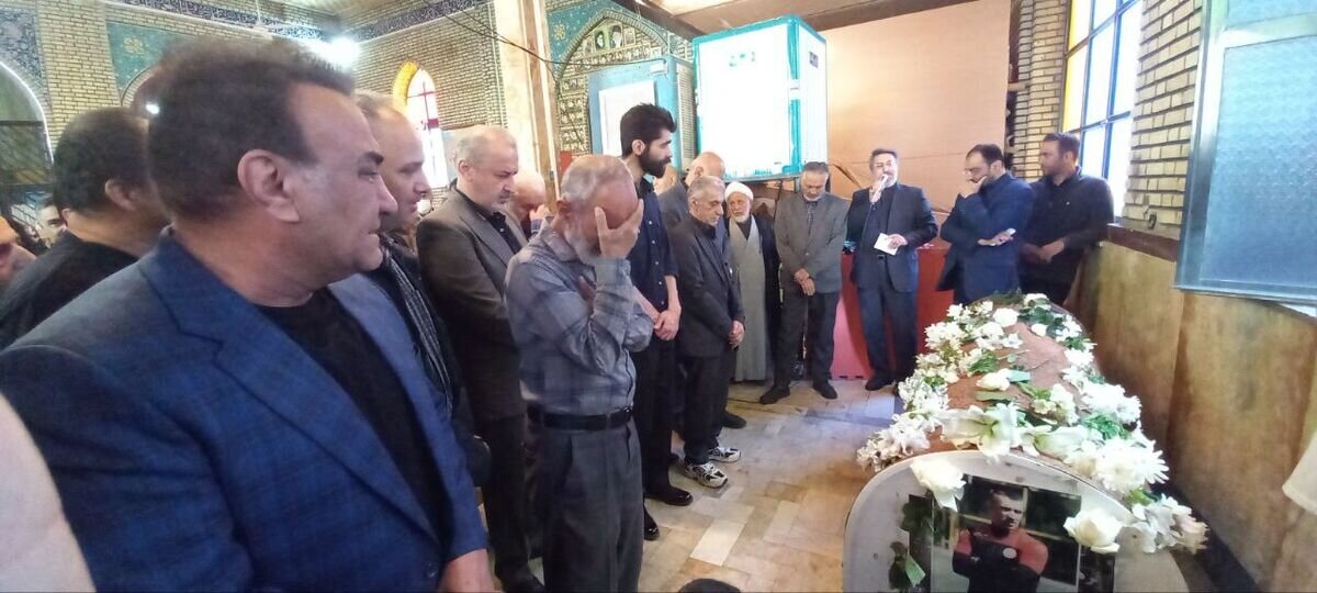 امین حیایی و استقلالیها در مراسم تشییع مربی پرسپولیسی + عکس