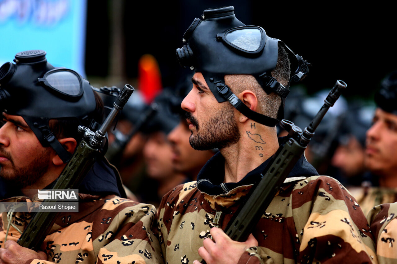 خالکوبی جالب یک سرباز در رژه ارتش | عکس