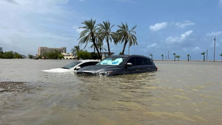 وضعیت خودروهای لوکس در نمایندگی‎ های خودرو دُبی بعد از سیل |  بنز و لامبورگینی به چه روزی افتاده اند! |‌ تصاویر