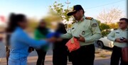 اهدا روسری‌های رنگی و دخترانه به دختران بی‌حجاب توسط پلیس | رفتار دوستانه پلیس با زنان و دختران را ببینید