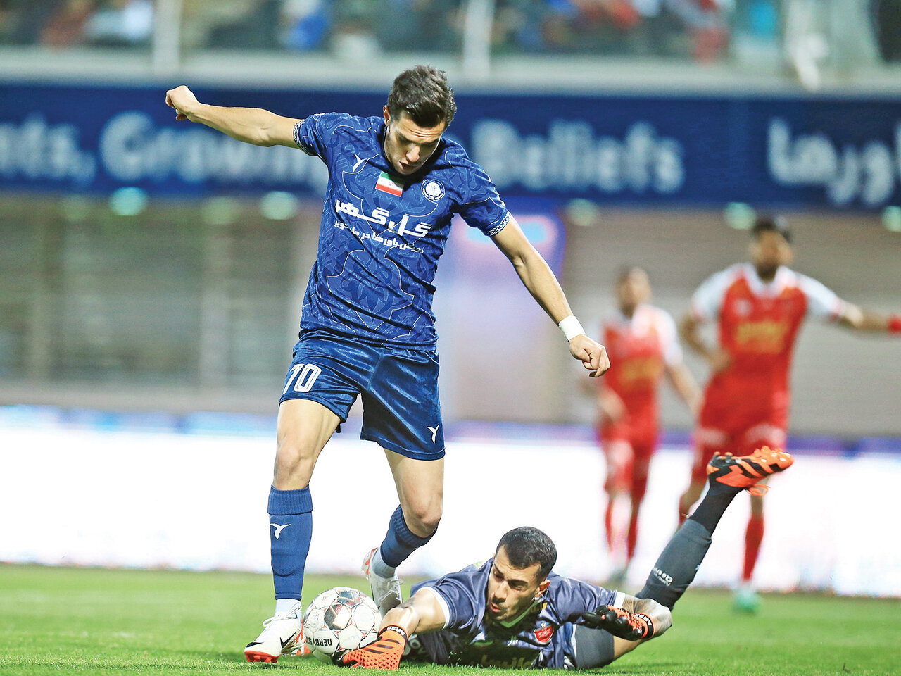 یک لشکر گلر پشت سر رفیعی