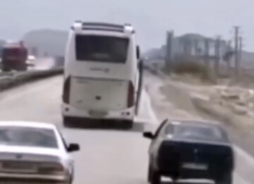 لجبازی وحشتناک اتوبوس و پژو وسط جاده + فیلم | سانحه هولناک را در جاده سیرجان ببینید