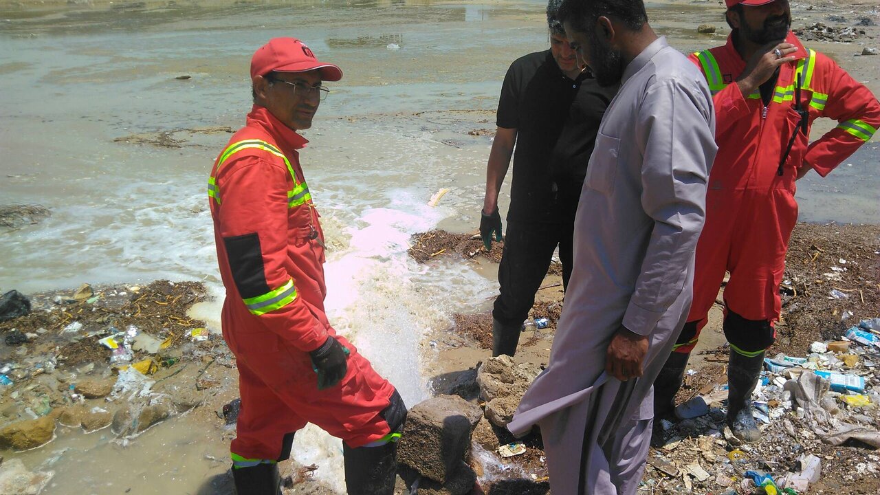 آتش نشانان تهرانی در حال تخلیه آب از خانه سیل زدگان | نجات یک بیمارستان مهم در کنارک