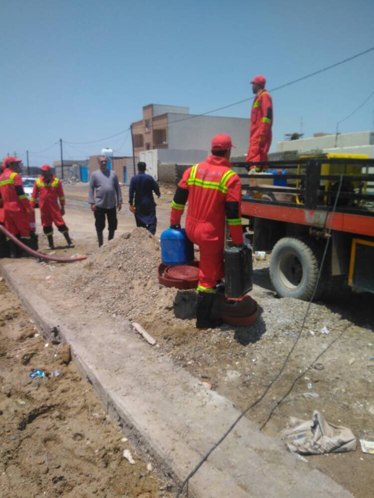 آتش نشانان تهرانی در حال تخلیه آب از خانه سیل زدگان | نجات یک بیمارستان مهم در کنارک
