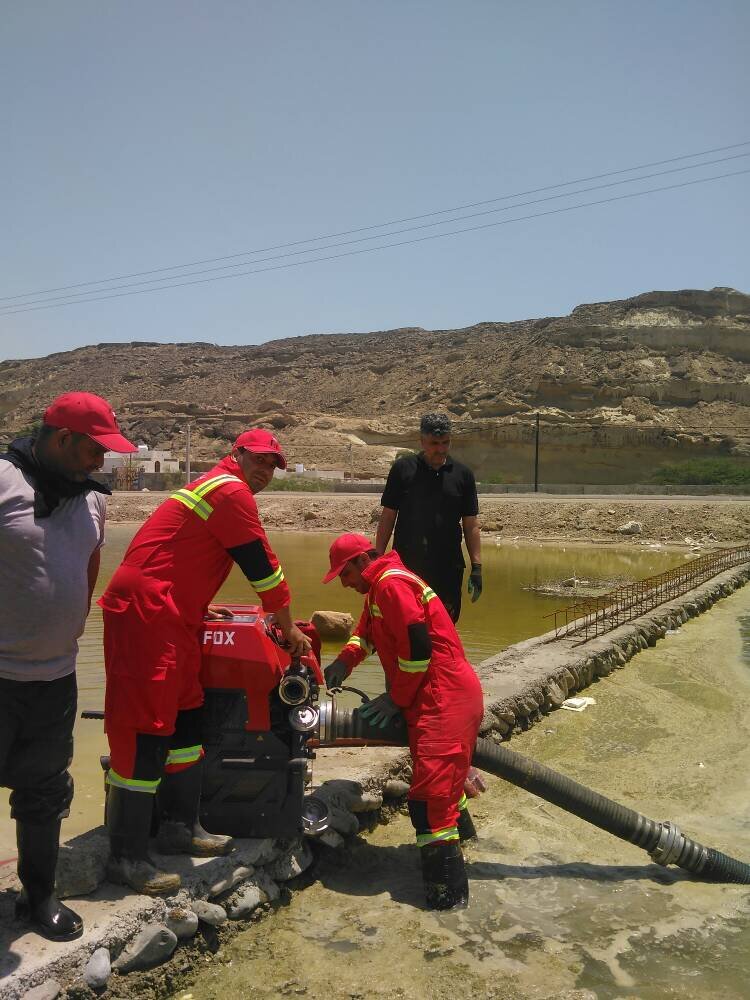 آتش نشانان تهرانی در حال تخلیه آب از خانه سیل زدگان | نجات یک بیمارستان مهم در کنارک