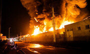 وقوع آتش سوزی مهیب در یک کارخانه‌ در قم  | ویدئو