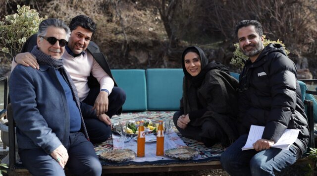 قابی از سحر دولتشاهی و حامد بهداد در پشت صحنه یک فیلم