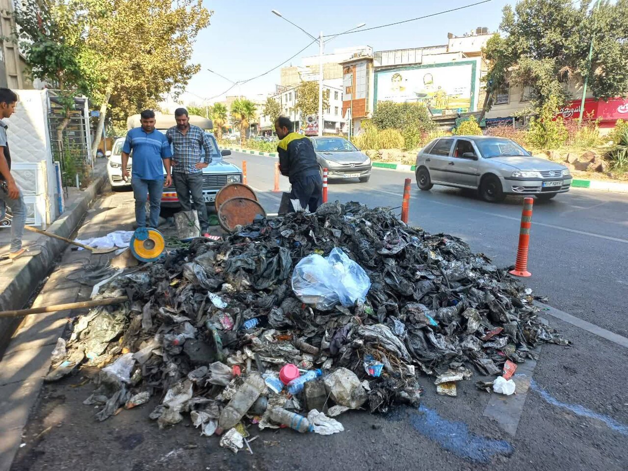 تخلیه ماهانه۵۰۰ تن زباله و لجن از کانال‌ های آب تهران | روایت کارگرهایی که در مسیر پاکسازی کانال‌های شهر جان می‌ دهند
