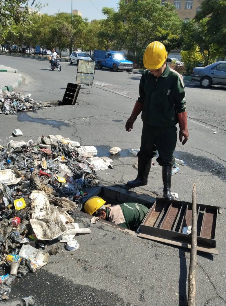تخلیه ماهانه۵۰۰ تن زباله و لجن از کانال های آب تهران | روایت کارگرهایی که در مسیر پاکسازی کانالهای شهر جان می دهند