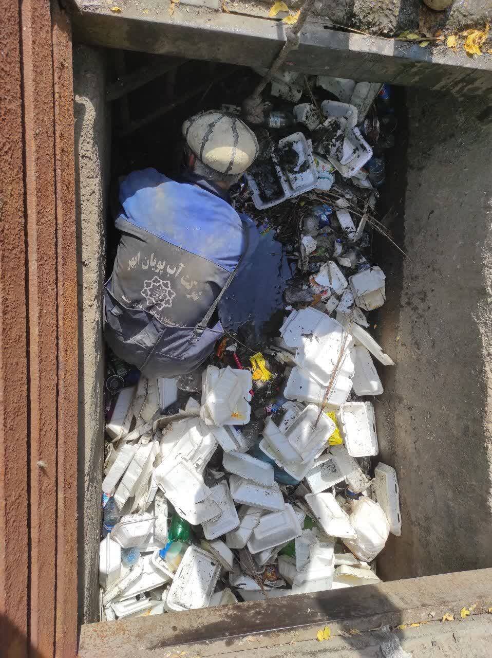 تخلیه ماهانه۵۰۰ تن زباله و لجن از کانال‌ های آب تهران | روایت کارگرهایی که در مسیر پاکسازی کانال‌های شهر جان می‌ دهند