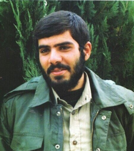 مزار این شهید پناه دلسوختگان شده | روضهخوانی از پشت بیسیم