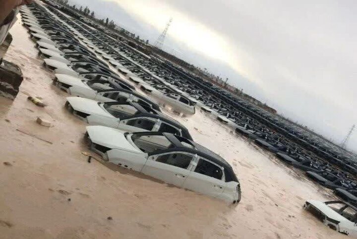 خودروهای غرق شده در پارکینگ کارخانه خودروسازی در بم  | ویدئو