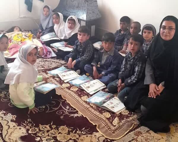 معلم فداکاری که کلاس درس را به منزل دانش آموز بیمار برد + عکس