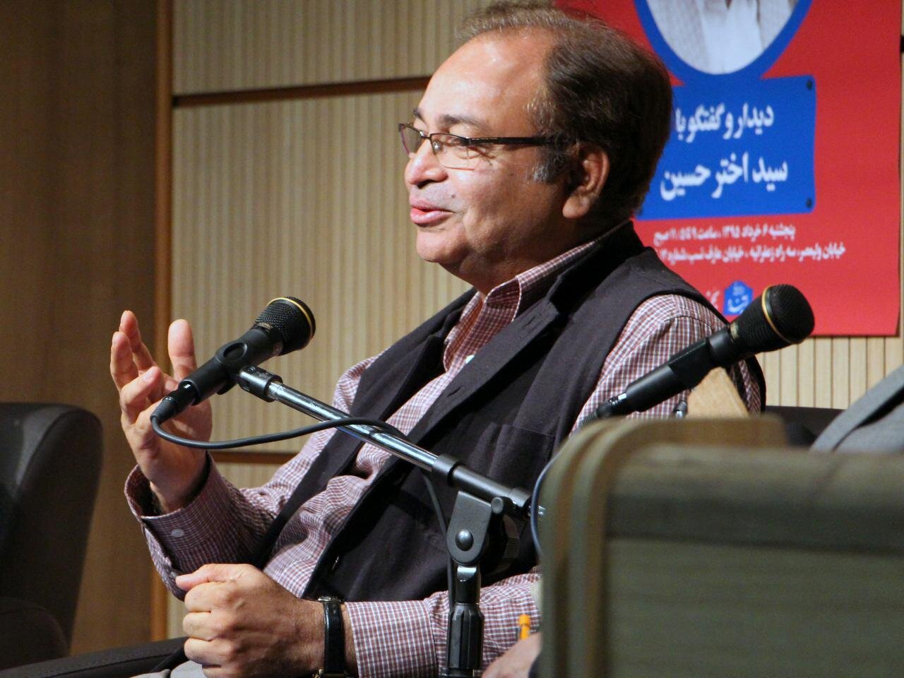 ناشران مشغول غرفه سازی در شبستان مصلی هستند | ۷۰ سازمان و نهاد با نمایشگاه کتاب همکاری دارند