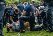 بازداشت دانشجوی معترض به شیوه ای عجیب توسط پلیس آمریکا + فیلم