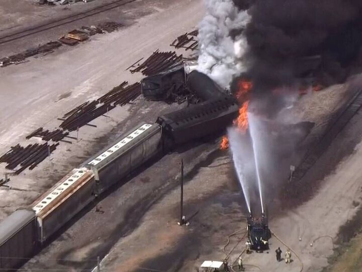 آتش‌سوزیِ مهیب قطار حامل بنزین در آمریکا | ویدئو