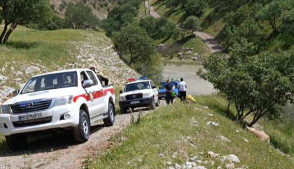تصاویر نجات خودروی گرفتار شده در رودخانه | ۶ سرنشین نجات پیدا کردند | ویدئو