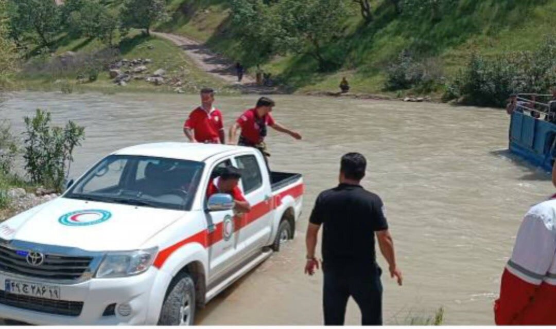 تصاویر نجات خودروی گرفتار شده در رودخانه | ۶ سرنشین نجات پیدا کردند | ویدئو
